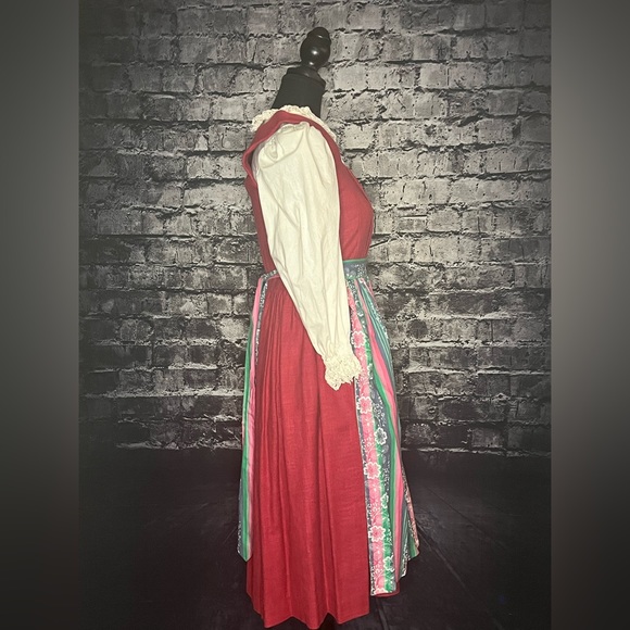 Bavarian Oktoberfest Dirndl - Picture 4 of 5